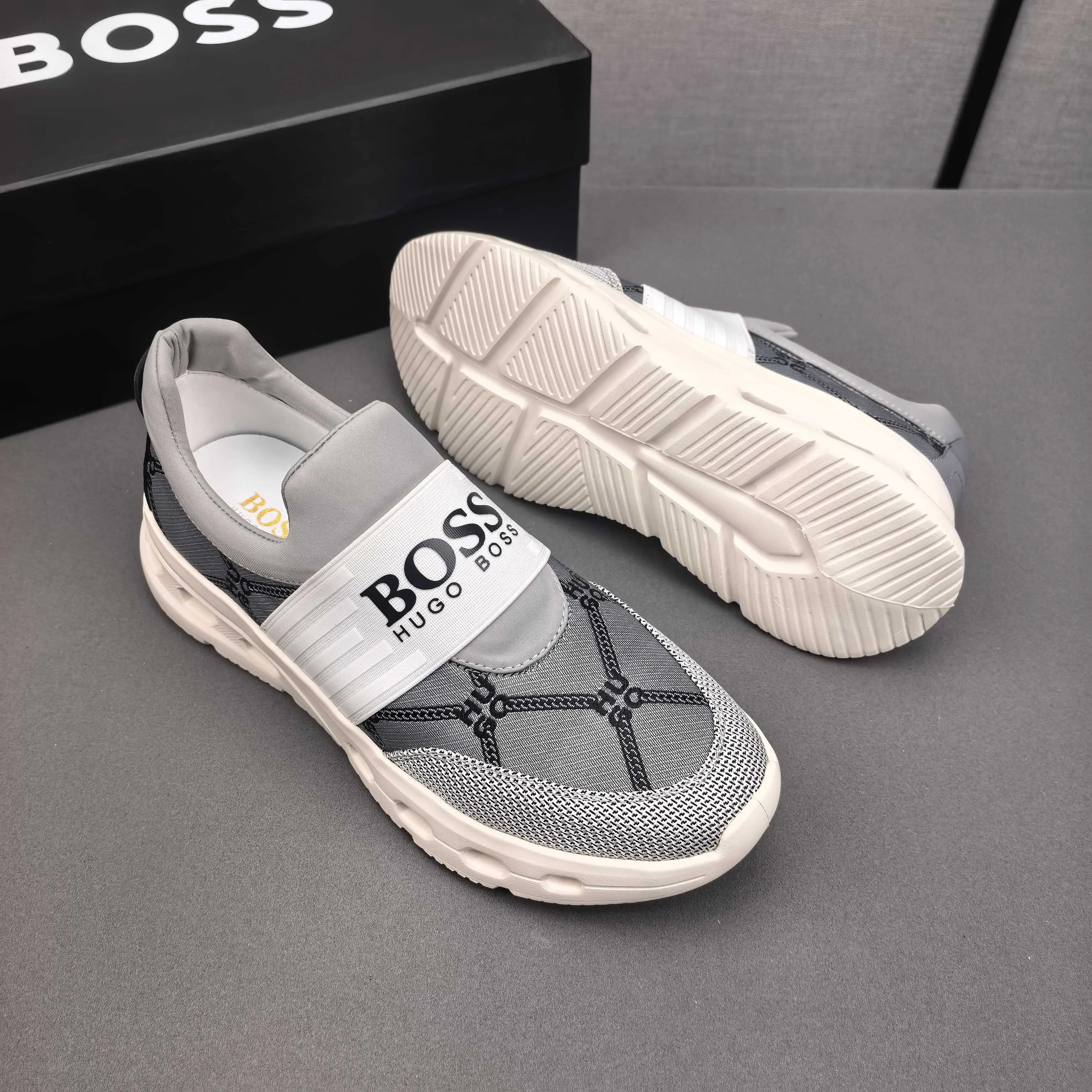 PP420❣️❣️❣️BOSS’s new 🆕low-top casual sneakers, made of breathable mesh, with brand signature details on the shoe collar to enhance style. Fashionable and versatile, it can complement any look. With a sophisticated design that is both dynamic and modern, this new must-have shoe adds a new dimension to Dior's legacy, displaying modern elegance. Men's shoes 38-44 45🉑️customized